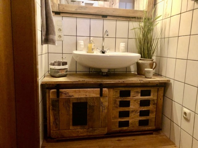 Badezimmer mit neuen Möbel im Kolonialstil