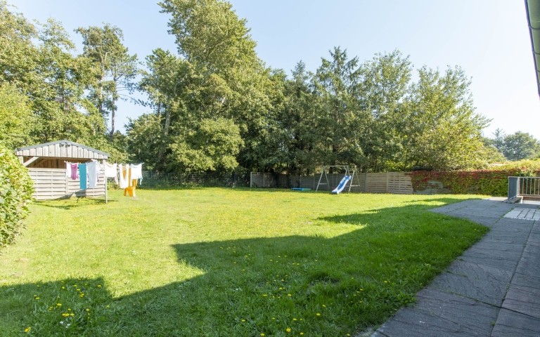 hinter dem Haus