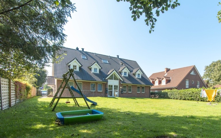 hinter dem Haus