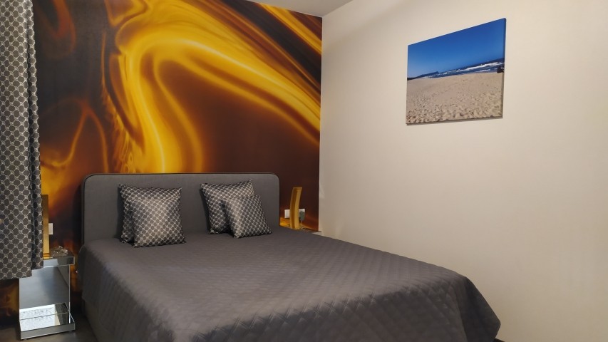 2 schöne Schlafzimmer mit Boxspringbetten