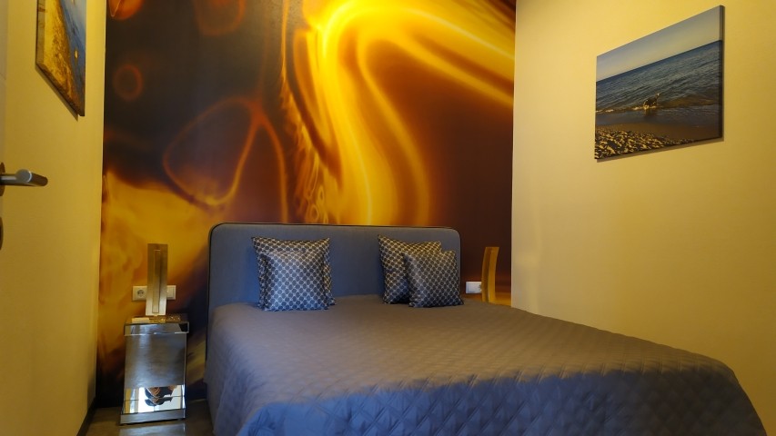 modernes Schlafzimmer mit Boxspringbett