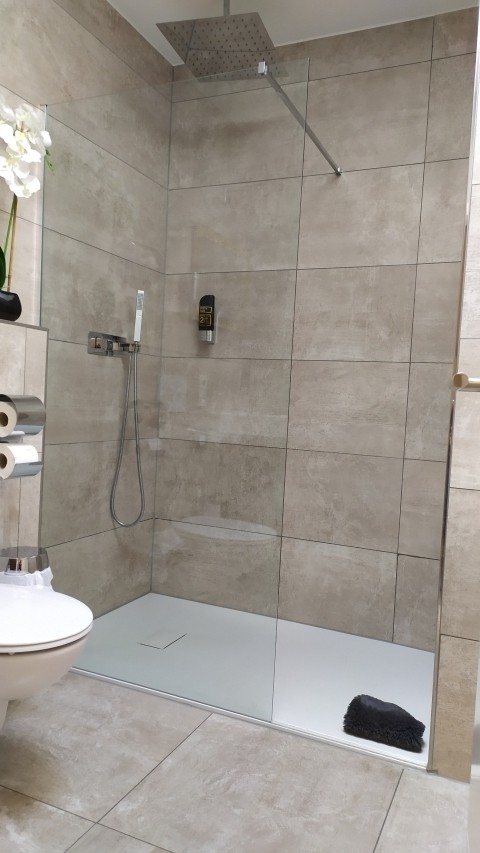 modernes Bad mit WC und Regendusche