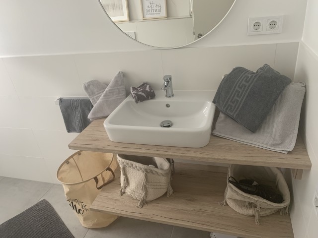 Das moderne und frisch renovierte Duschbad.