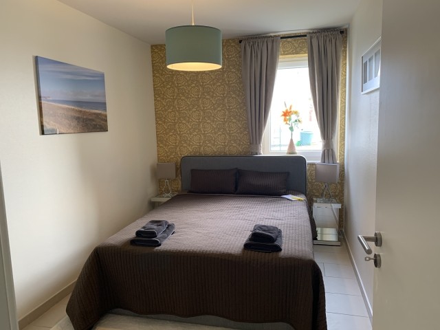 2 moderne Schlafzimmer mit Boxspringbetten