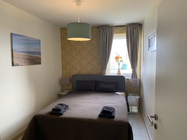2 moderne Schlafzimmer mit Boxspringbetten