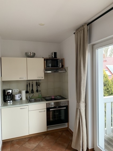 modernes Wohnzimmer mit gut eingericchteter Küchenzeile