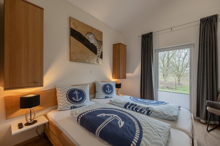 Schlafzimmer eins mit Doppelbett