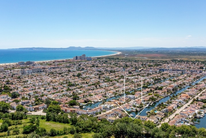 Empuriabrava mit Kanälen und Naturschutzgebiet