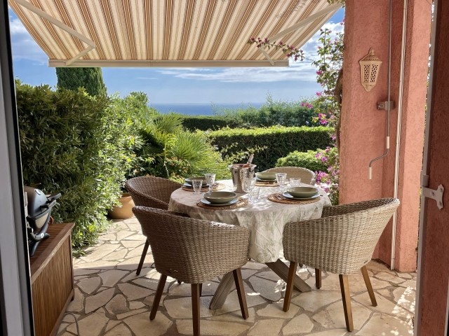 überdachte Terrasse mit Sonnen- und Windschutz