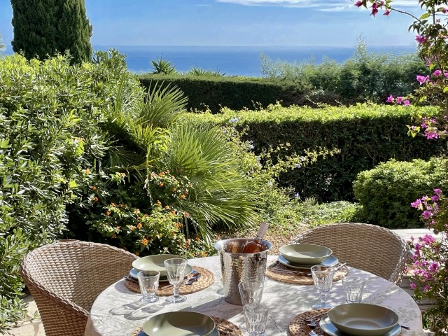 überdachte Terrasse mit Sonnen- und Windschutz