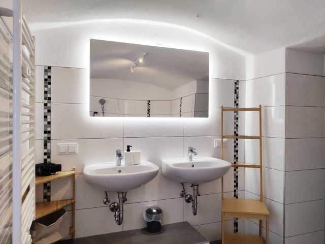 Badezimmer mit zwei Waschbecken und Fön