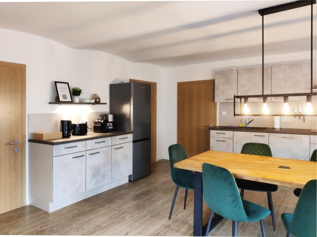 Küche mit Essbereich und Kühlschrank