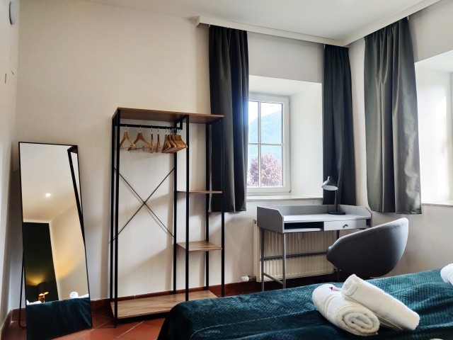 Schlafzimmer 1 mit Arbeitsplatz und ausreichend Ablagemöglichkeiten