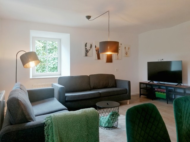 Wohnzimmer mit Smart TV und Brettspielen