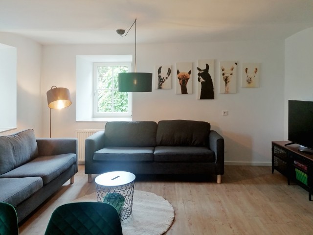 Wohnzimmer mit 3er- und 2er-Sofa