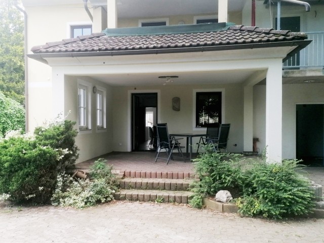 Terrasse mit Gartenmöbel