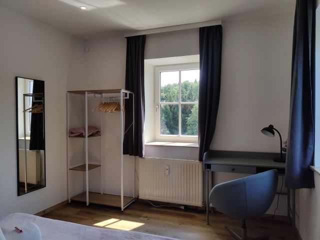 Schlafzimmer mit Kleiderschrank und Arbeitsplatz