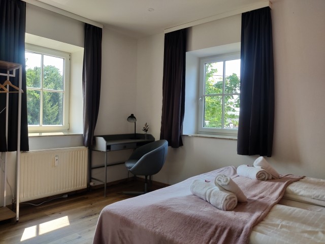 Schlafzimmer mit vollwertigen Arbeitsplatz