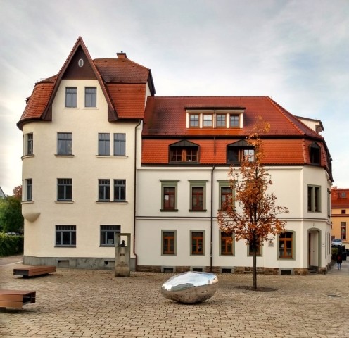Das historische Haus befindet sich an einem kleinen Platz