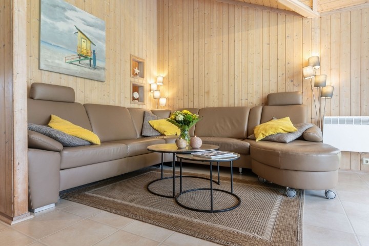 gemütliches, modernes Ecksofa im Wohnzimmer