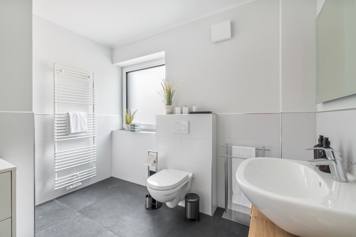 Duschbad mit WC und Fenster im OG