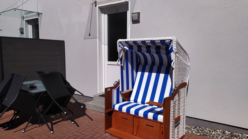 schöne Terrasse in den Sommermonaten mit Srtandkorb