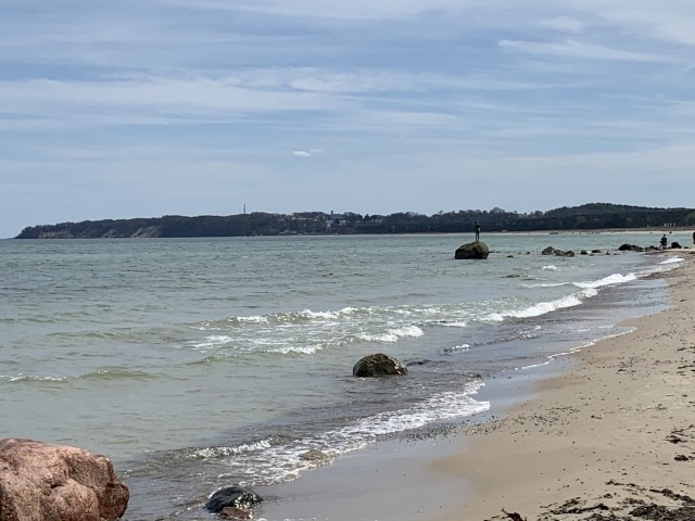 weißer Ostseesandstrand Richtung Baabe von Sellin aus gesehen
