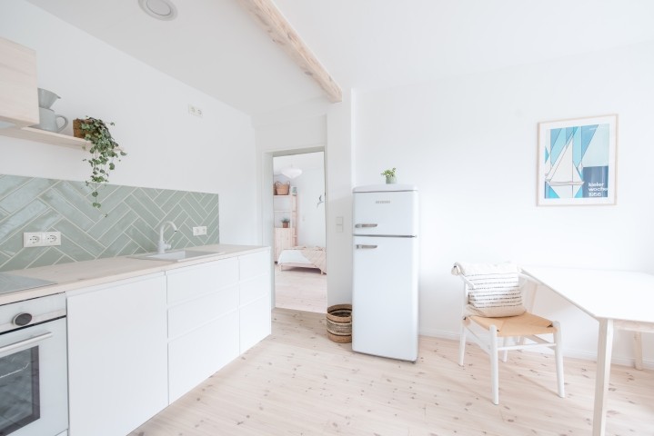 Von der Küche geht es ins Wohnzimmer