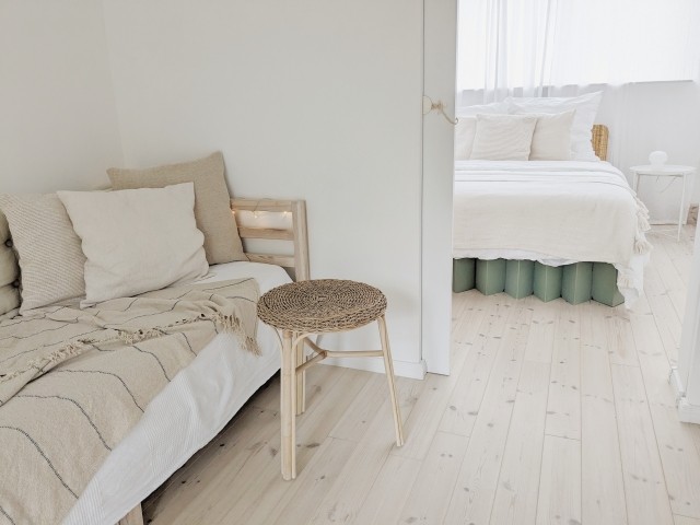 Blick vom Wohnzimmer ins Schlafzimmer
