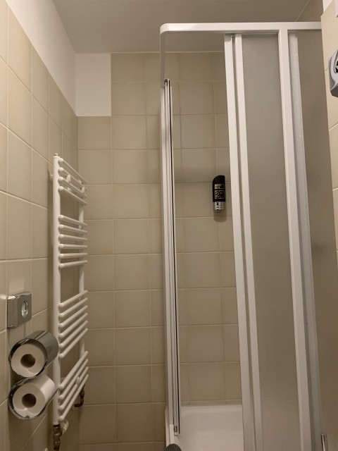 Bad mit WC, Dusche, Fön