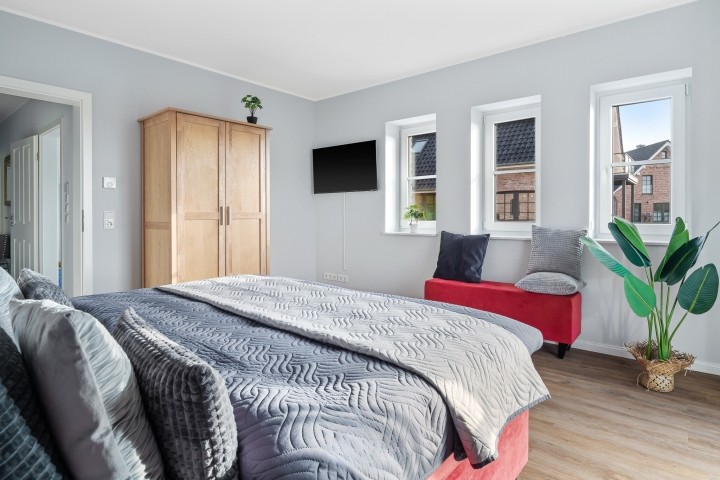 Schlafzimmer mit TV und Kleiderschrank