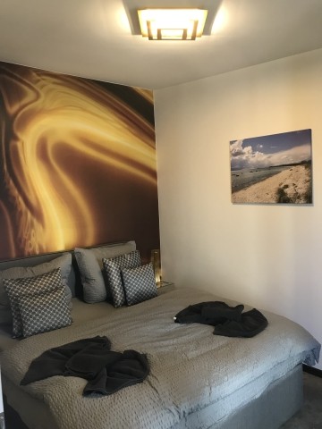 Zwei Schlafzimmer mit Boxspringbetten