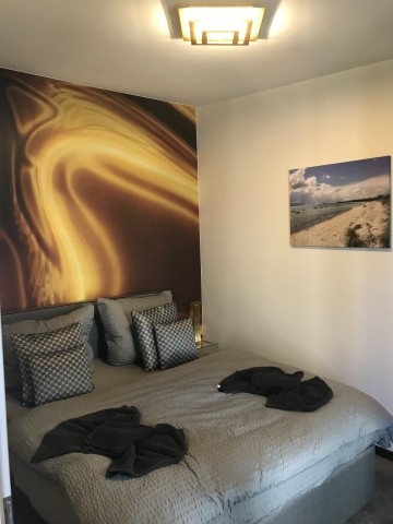 Zwei Schlafzimmer mit Boxspringbetten