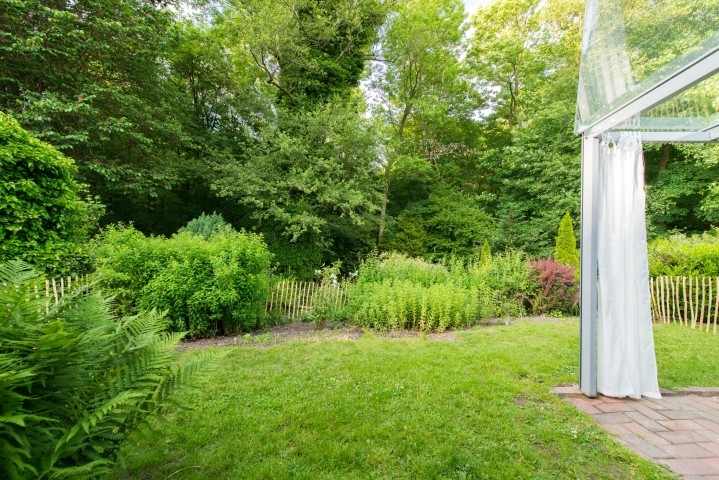 Kleine Gartenfläche, vollständig mit 90cm Staketenzaun umzäunt