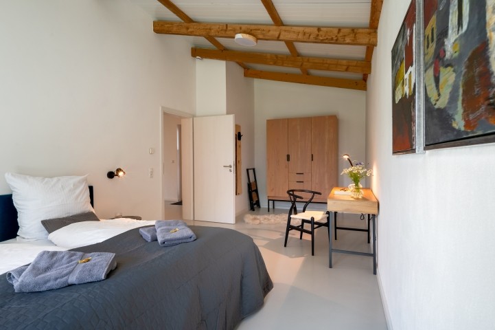 Schlafzimmer mit Doppelbett und Arbeitsplatz