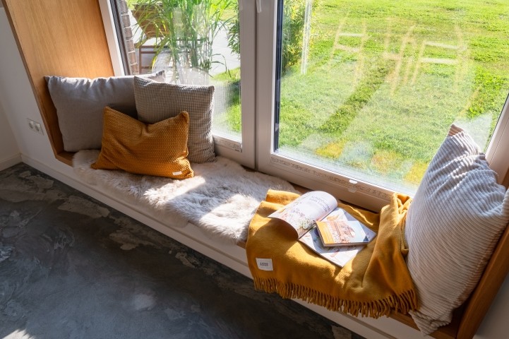 Gemütlicher Sitzbereich im Fenster