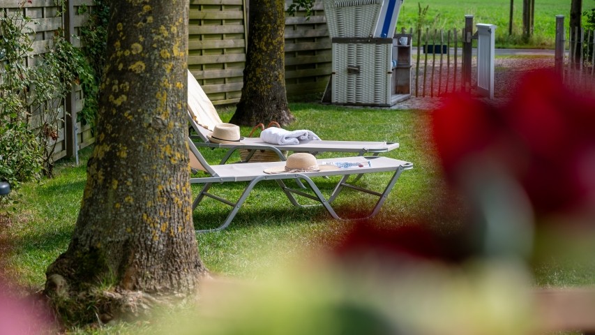 Sonnenliegen im Garten vom Ankerplatz - der Garten ist rundum eingezäunt