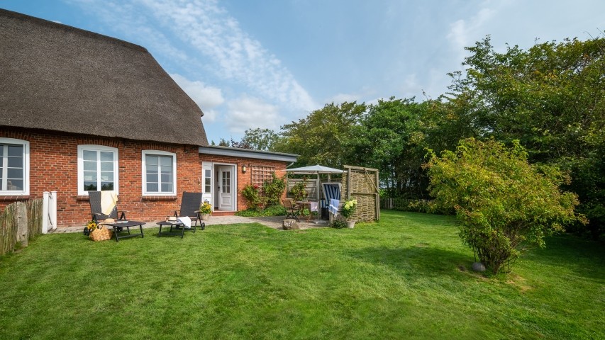 Großer eingezäunter Garten mit Terrasse, Sonnenliegen und Strandkorb