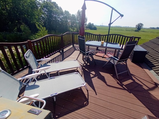 Südterrasse  mit Liegen und Grill 