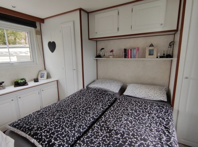 Das geräumige Schlafzimmer