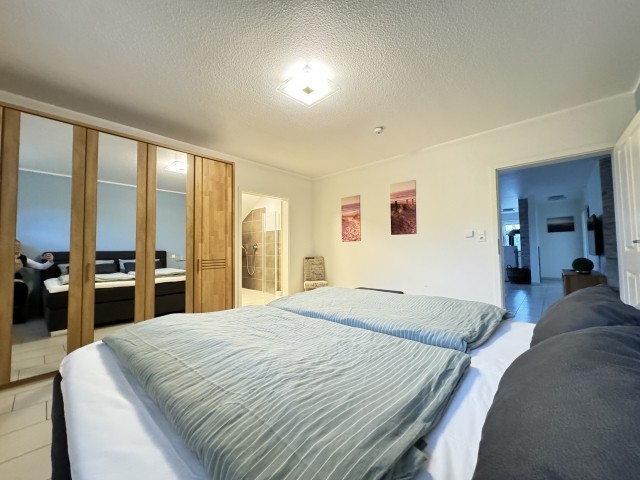 Schlafzimmer mit TV und Zugang zum Bad