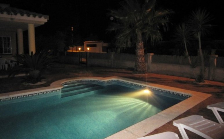 Pool beleuchtet bei Nacht 