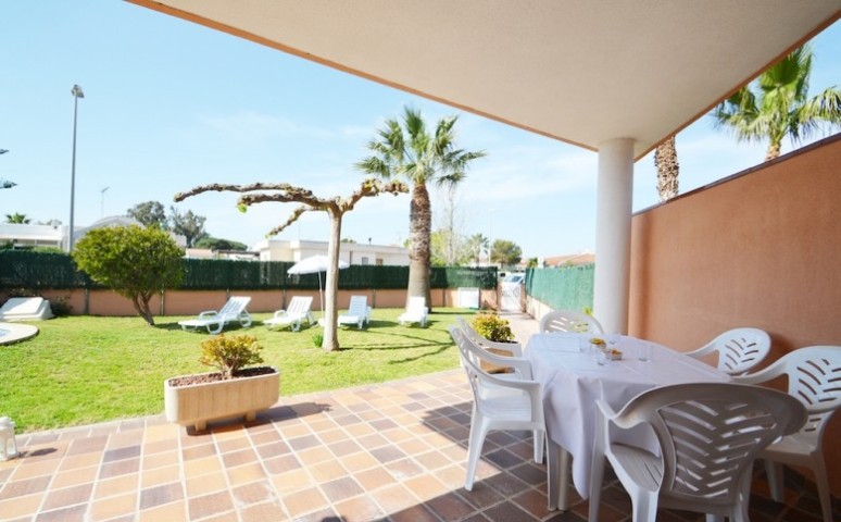 überdachte schattige Terrasse