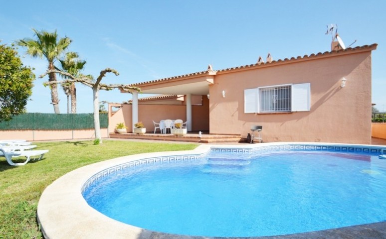 Casa Martina mit grünem Garten , Garage und Privatoool 