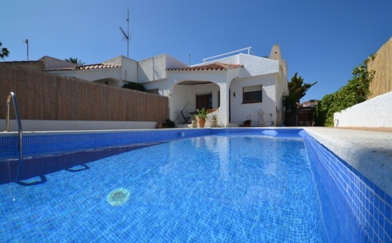 Strandhaus Las Dunas . Außenansicht mit Pool