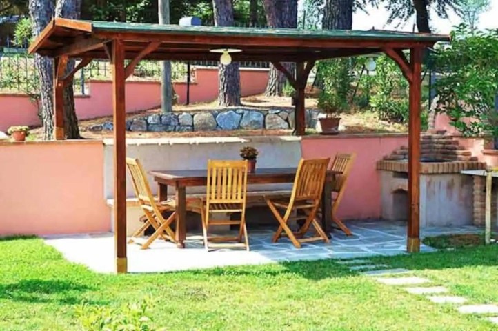 Garten, Grill, Tische und Stühle und Pavillon