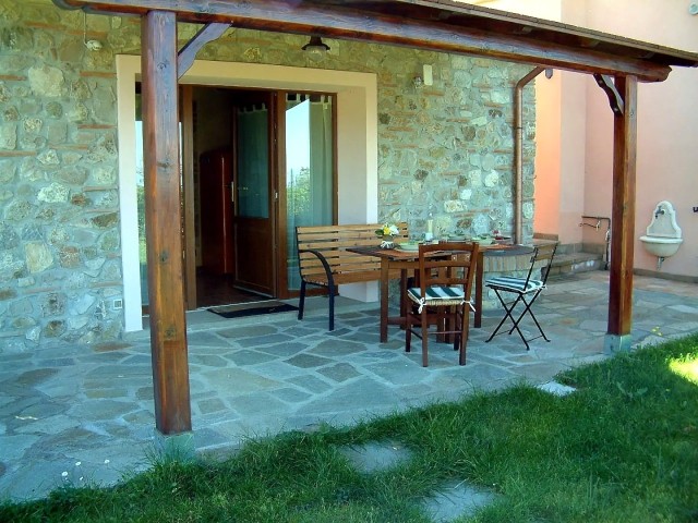 Garten, Grill, Tische und Stühle und Pavillon