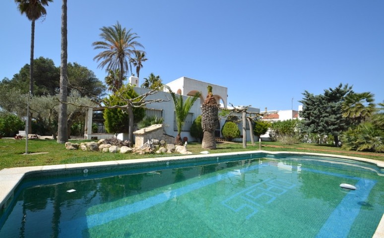 Der 10m große private Swimmingpool