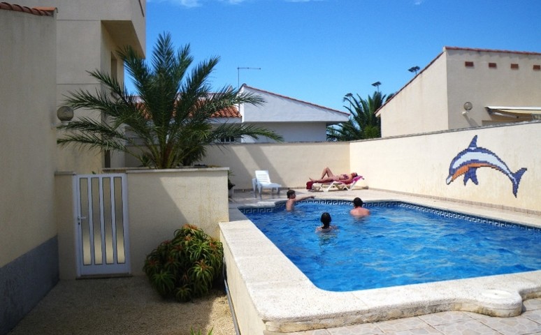 Badespass im großen Privatpool