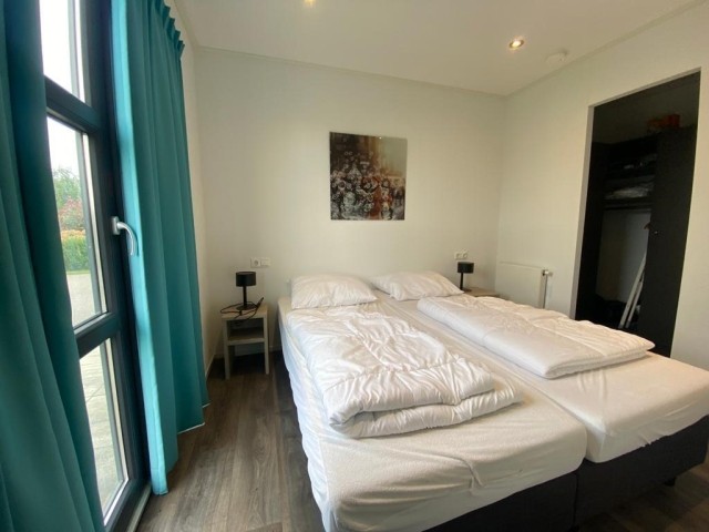 ein Schlafzimmer mit begehbarem Kleiderschrank